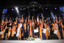 İzmir Ekonomi Üniversitesi, mezunlarını iş dünyasına uğurladı